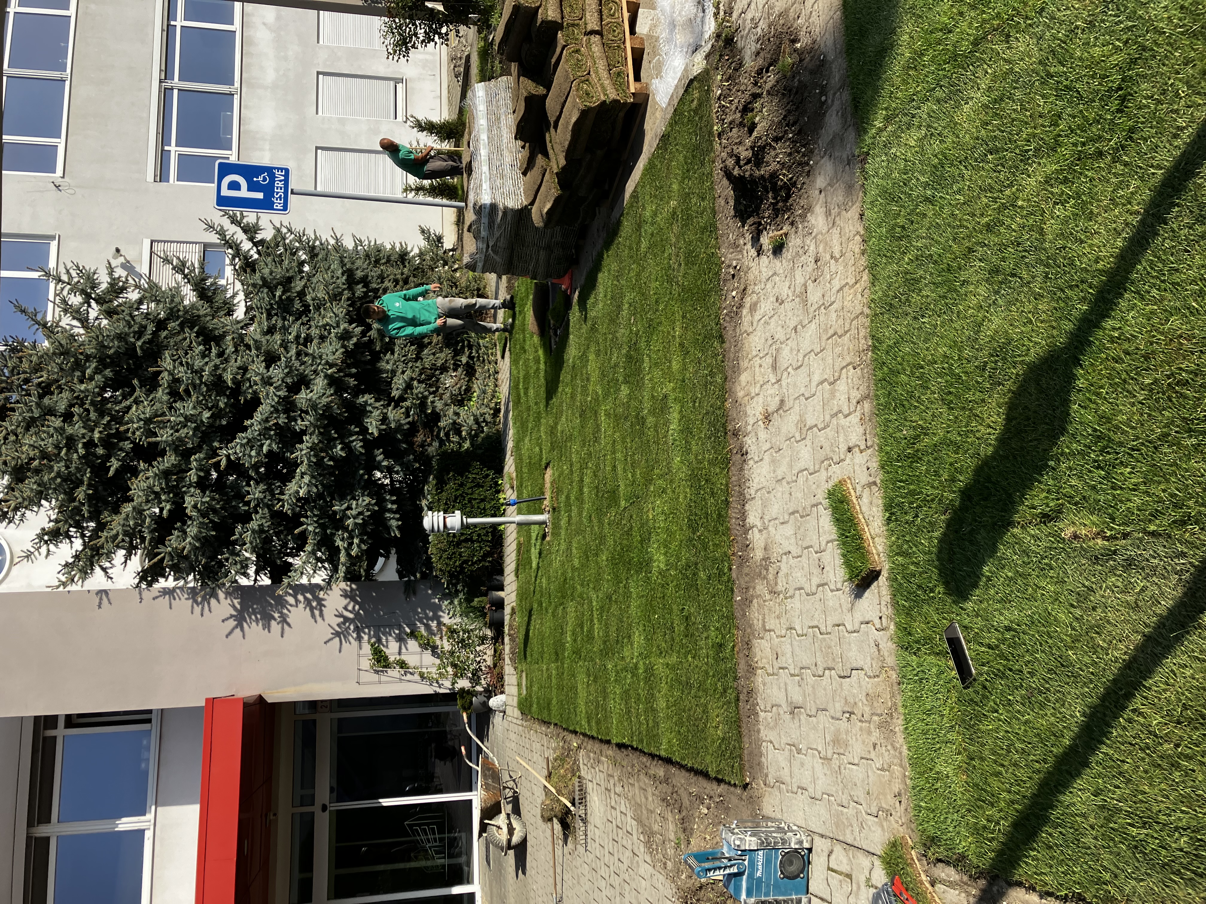 Pokládka kobercového trávnika - Bratislava
